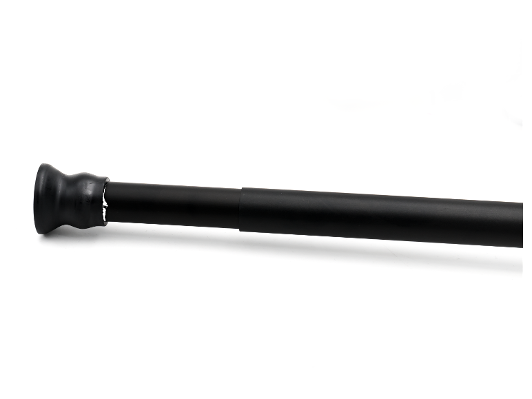 Schwarze teleskopische Gardinenstange.
