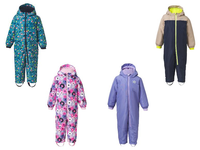 Vier Kinder-Schneeanzüge: zwei gemustert (Füchse, Blumen) und zwei einfarbig (Blau/Beige, Lila).