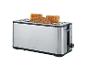 Silberner Toaster mit vier Scheiben Toastbrot, von denen zwei sichtbar sind.