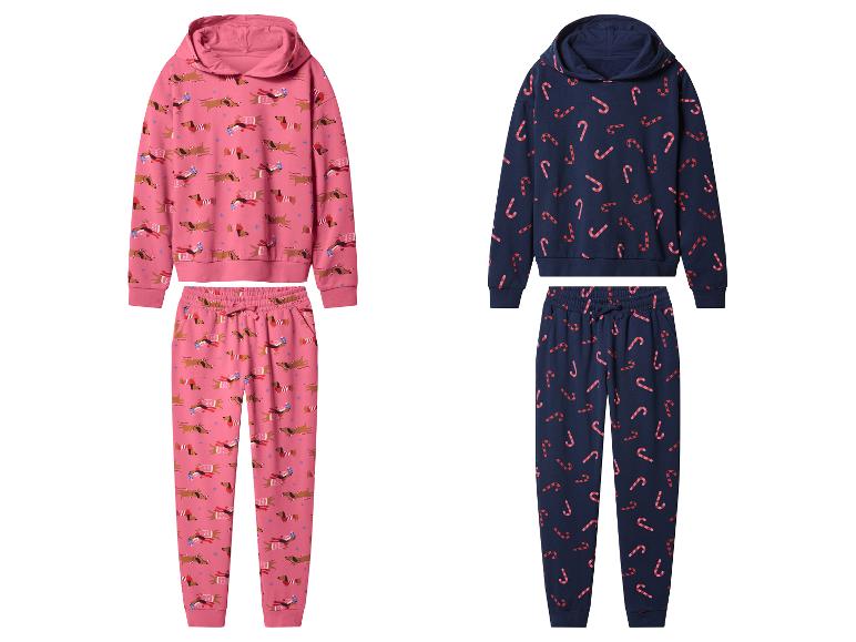 Zwei Pyjama-Sets mit Kapuzenpullover und Hose, eines rosa mit Hunden, das andere dunkelblau mit Zuckerstangen.