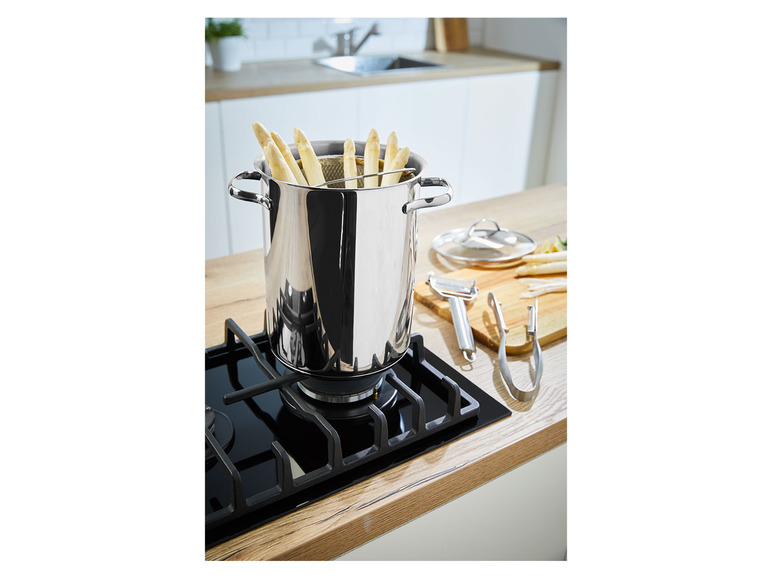 Ein Topf mit Spargel auf einem Gasherd