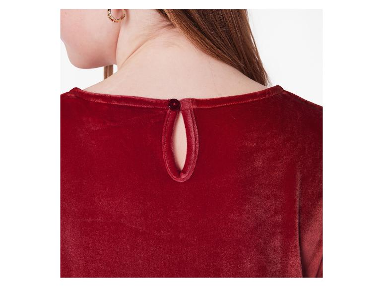 Nahaufnahme des Rückens einer Frau in einem roten Samtkleid mit Knopfverschluss