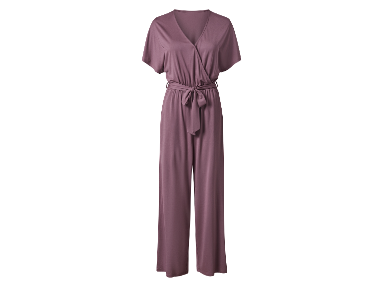 Lila Jumpsuit mit Gürtel.