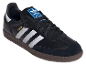 Schwarze Sportschuhe mit weißen Streifen und brauner Sohle