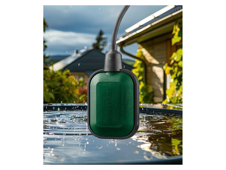 Grüner Schwimmerschalter für Wasser in einer Regentonne, mit Regen und Haus im Hintergrund.