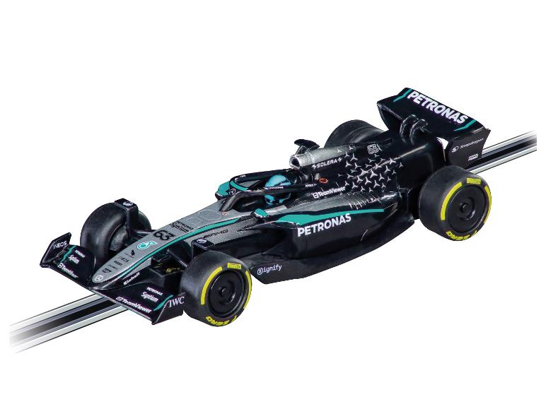 Carrera Formel-1-Spielzeugauto auf der Rennbahn.