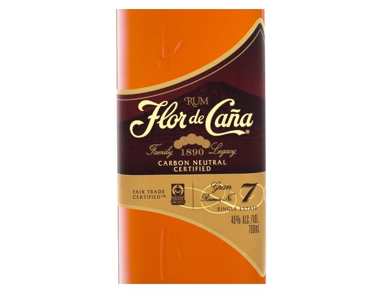 Flasche Flor de Caña Gran Reserva No. 7 Rum, klimaneutral und fair gehandelt zertifiziert.