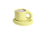 Gelbe Kaffeetasse mit Untertasse, mit heißer Schokolade und Schlagsahne mit Dekoration.