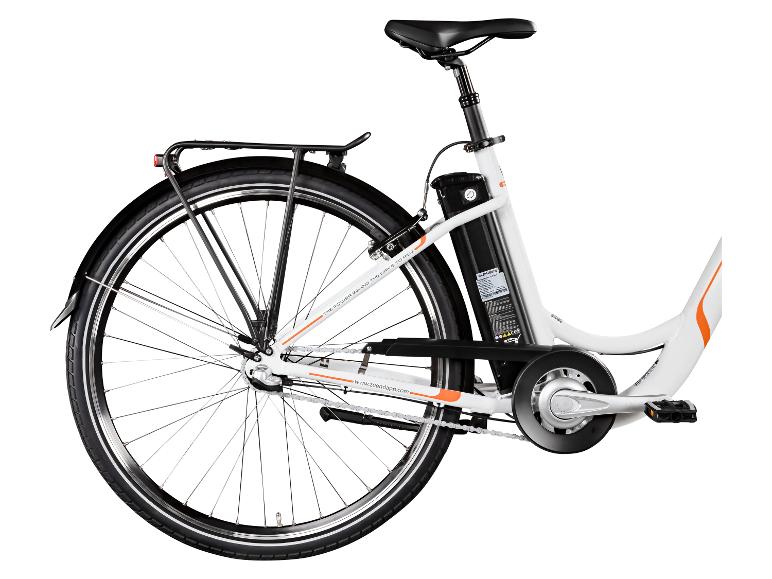 Weißes E-Bike mit orangefarbenen Details, von hinten am Rad gesehen.