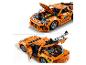 Zwei Ansichten eines orangefarbenen LEGO Technic Autos mit geöffneter Motorhaube und Kofferraum, die Motordetails zeigen.