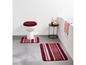 Badezimmer-Set mit gestreiftem Badteppich und Toilettensitz.