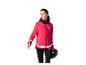 Frau in pinker Fahrradjacke und schwarzen Leggings, hält einen Fahrradhelm.