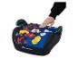 Bebeconfort Kindersitz mit Mickey-Mouse-Design, auf dem eine Hand ruht