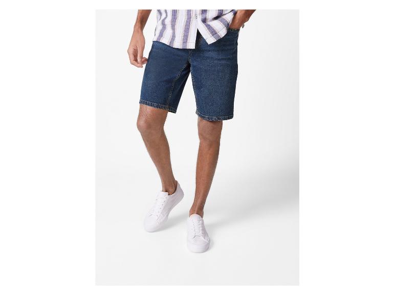 Jeans-Shorts und weiße Sneakers für Herren.