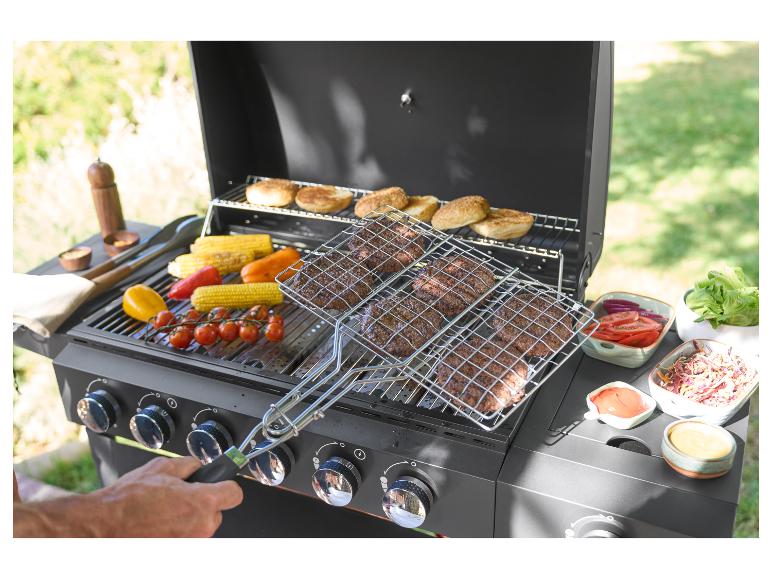 Gasgrill mit Burgern, Maiskolben, Gemüse und Brötchen, draußen zubereitet.