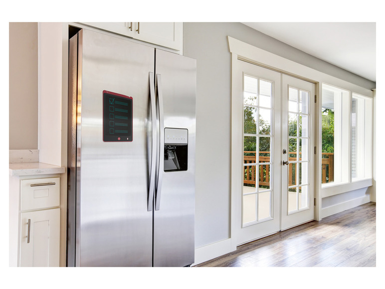 Ein Kühlschrank mit einem digitalen Notizblock in einer modernen Küche.