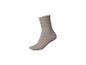 Beige Socken mit Herzmuster und Rüschenrand.