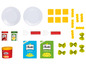 Ein Spielzeug-Pasta-Set mit Geschirr, Besteck und verschiedenen Nudelsorten wie Fusilli, Farfalle und Ravioli.