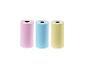 Drei farbige Thermopapierrollen in Rosa, Blau und Gelb.