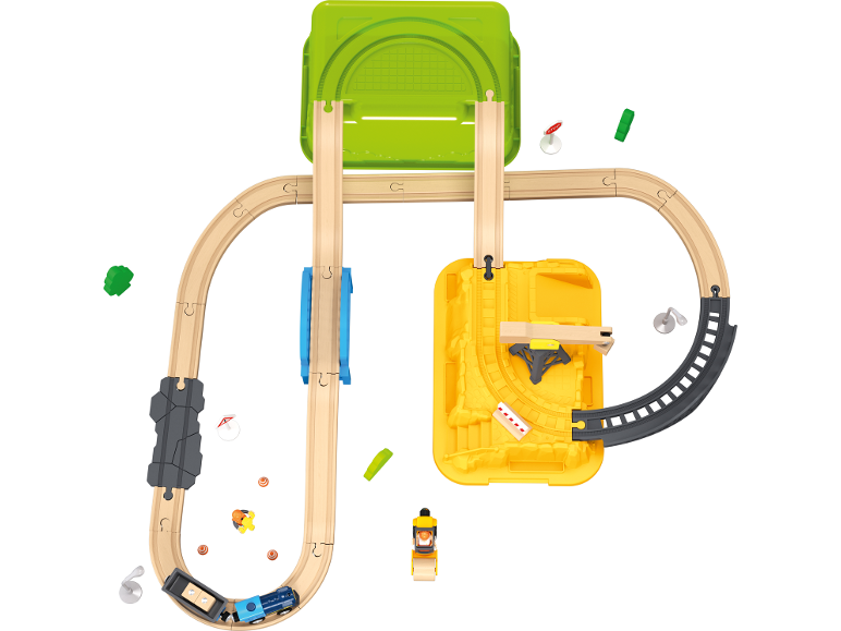 Holzeisenbahn-Spielset mit zwei Ebenen, einem Zug und verschiedenen Zubehörteilen.