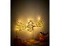 Leuchtende Spinnendekoration für Halloween mit Kürbissen und Herbstblättern.