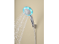 Leuchtender Duschkopf mit Wasserstrahl, an der Wand befestigt.
