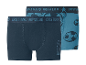Zwei Jungen-Boxershorts, eine marineblaue und eine hellblaue mit Fußballmuster.