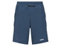 Blaue Sportshorts mit Taschen.