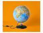 Beleuchteter Globus auf orangefarbenem Hintergrund, mit Afrika und Asien.