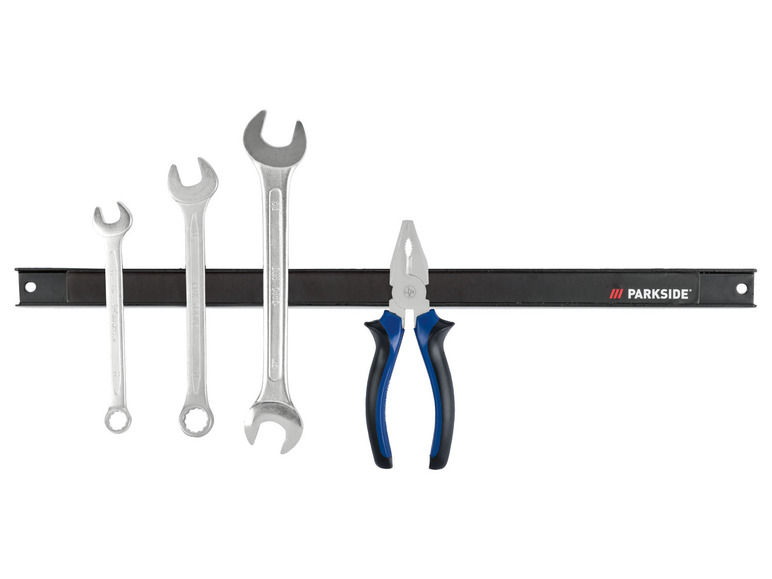 Drei Schlüssel und eine Zange auf einer magnetischen Leiste von Parkside.