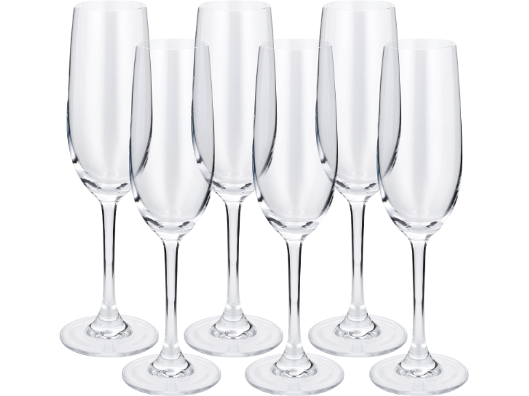 Sechs klare Sektgläser aus Glas auf schwarzem Hintergrund.