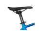 Ein blaues Fahrrad mit einem schwarzen Ergon-Sattel.