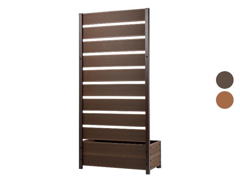 Brauner Holz-Pflanzkübel mit hohem Spalier, isoliert auf weißem Hintergrund.