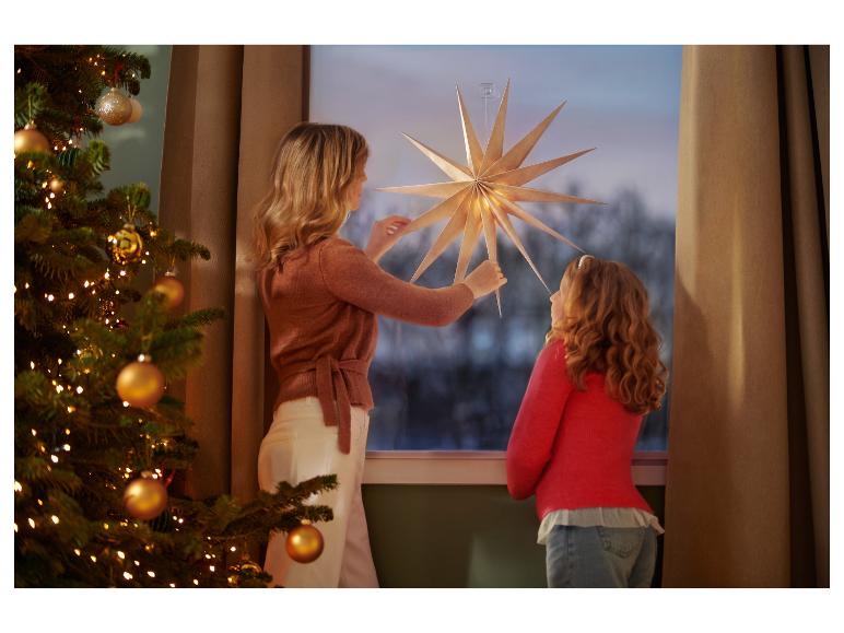LIVARNO LED-Weihnachtsstern am Fenster mit Mutter und Kind.