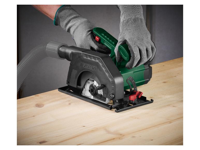 Handkreissäge mit Staubsauger für Holz, bedient von einer Person mit Handschuhen
