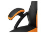 Ein schwarzer und orangener Gaming-Stuhl mit Armlehnen.