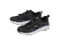 Ein Paar schwarze und blaue Wanderschuhe mit elastischen Schnürsenkeln und dem Wort „WATERPROOF“.