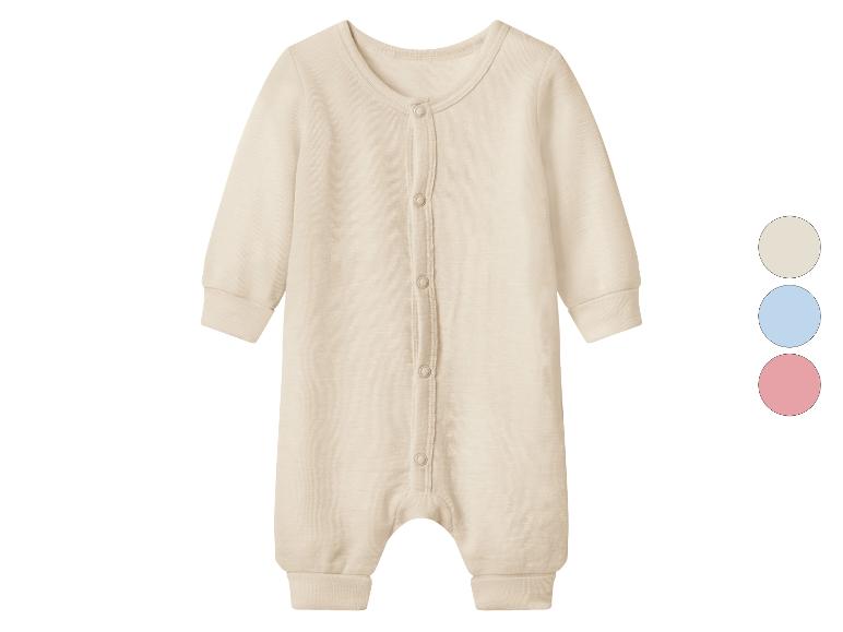 Hellbeiger Baby-Strampler mit Knöpfen und Farbmustern in Beige, Blau und Rosa.
