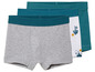 Drei Boxershorts, eine graue, eine weiße mit Druck und eine dunkelblaue.