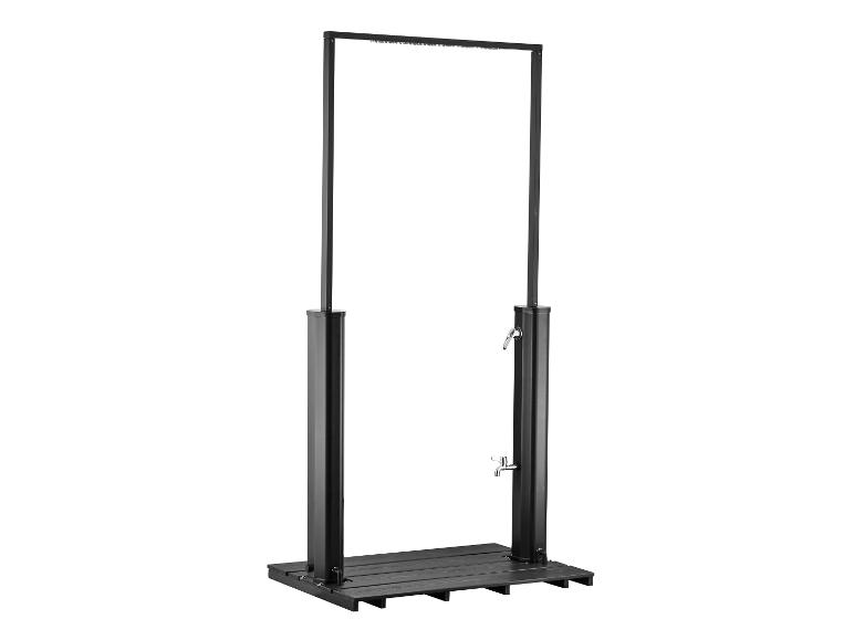 Außendusche mit schwarzem Rahmen und Holzlattenrost