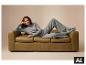 ESMARA® Damen Feinstrickhose mit Zopfmuster, Frau auf Sofa. [KI-generiertes Bild]