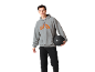 Mann in grauem Hoodie und schwarzer Hose hält einen schwarzen Medizinball.
