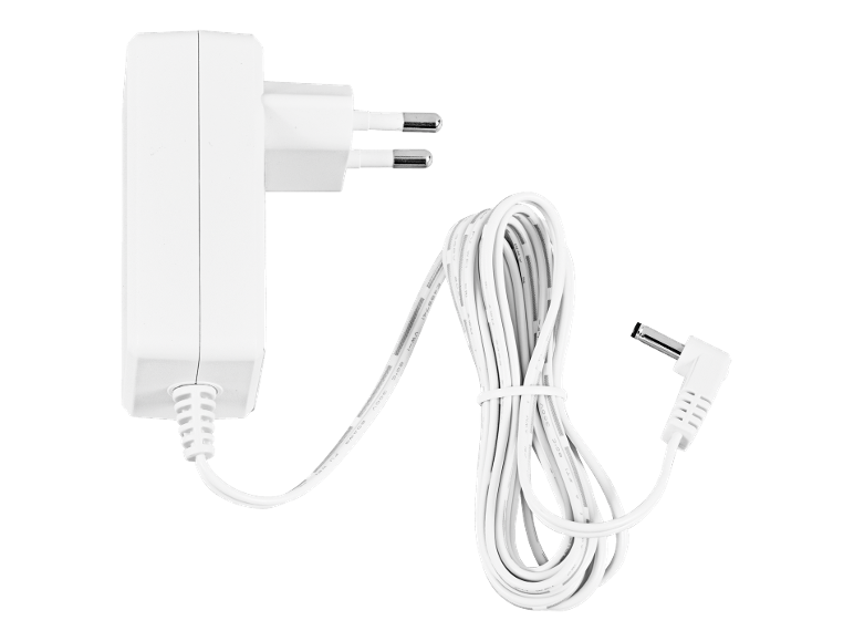 Weißes Netzteil mit europäischem Stecker und aufgerolltem Kabel mit DC-Anschluss.