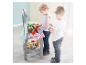Zwei Kinder spielen mit einem Spielzeuggrill und Spielzeugessen.