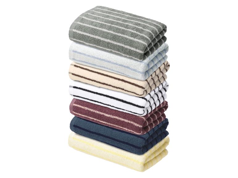Stapel gestreifter Küchentücher in verschiedenen Farben: Grau, Hellblau, Beige, Weiß, Bordeaux, Marineblau und Gelb.