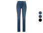 Dunkelblaue Damenjeans in verschiedenen Farben.