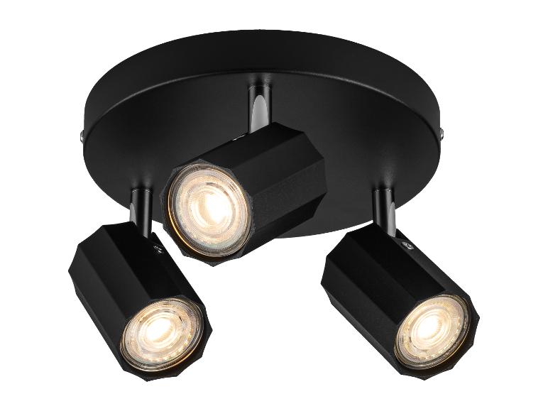 Schwarze Deckenleuchte mit drei verstellbaren Lampen.