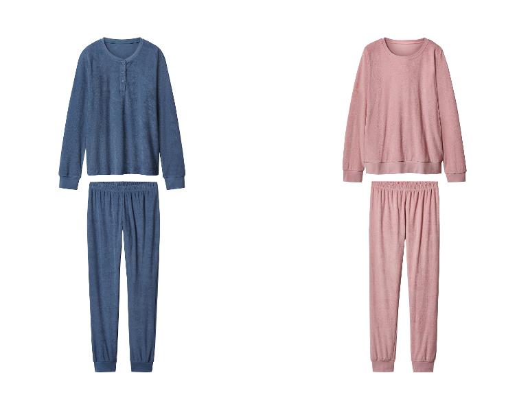 Zwei Plüsch-Pyjama-Sets, eines in Blau und eines in Rosa.