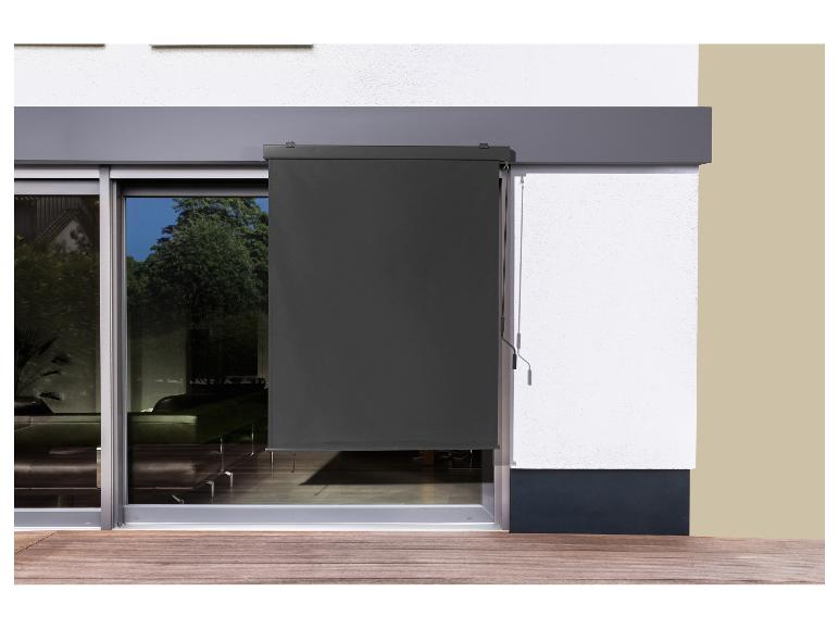 Außenrollo an Terrassentür, teilweise heruntergelassen, mit Holzterrasse.