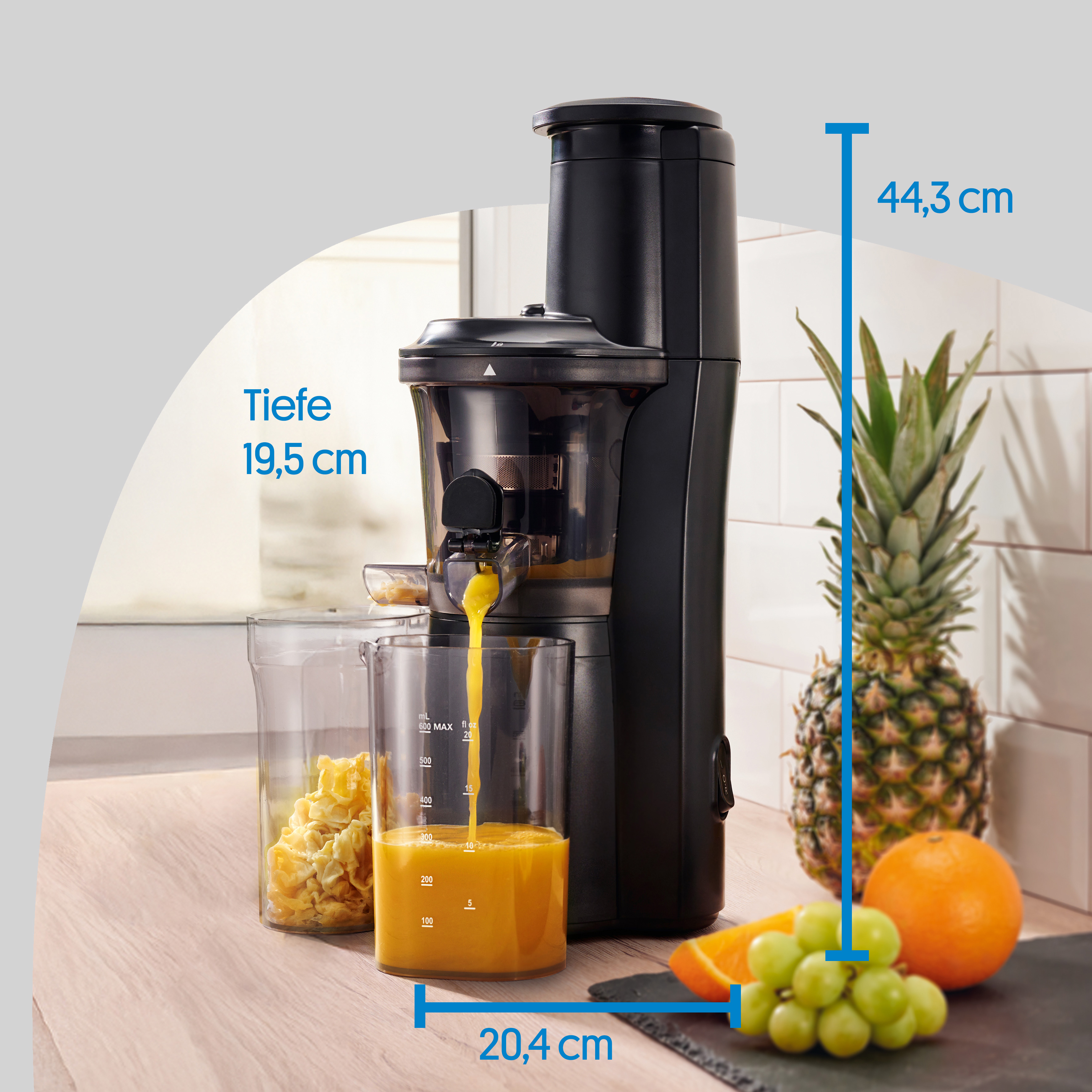 Maße des Slow Juicers: Höhe 44,3 cm, Breite 20,4 cm, Tiefe 19,5 cm.